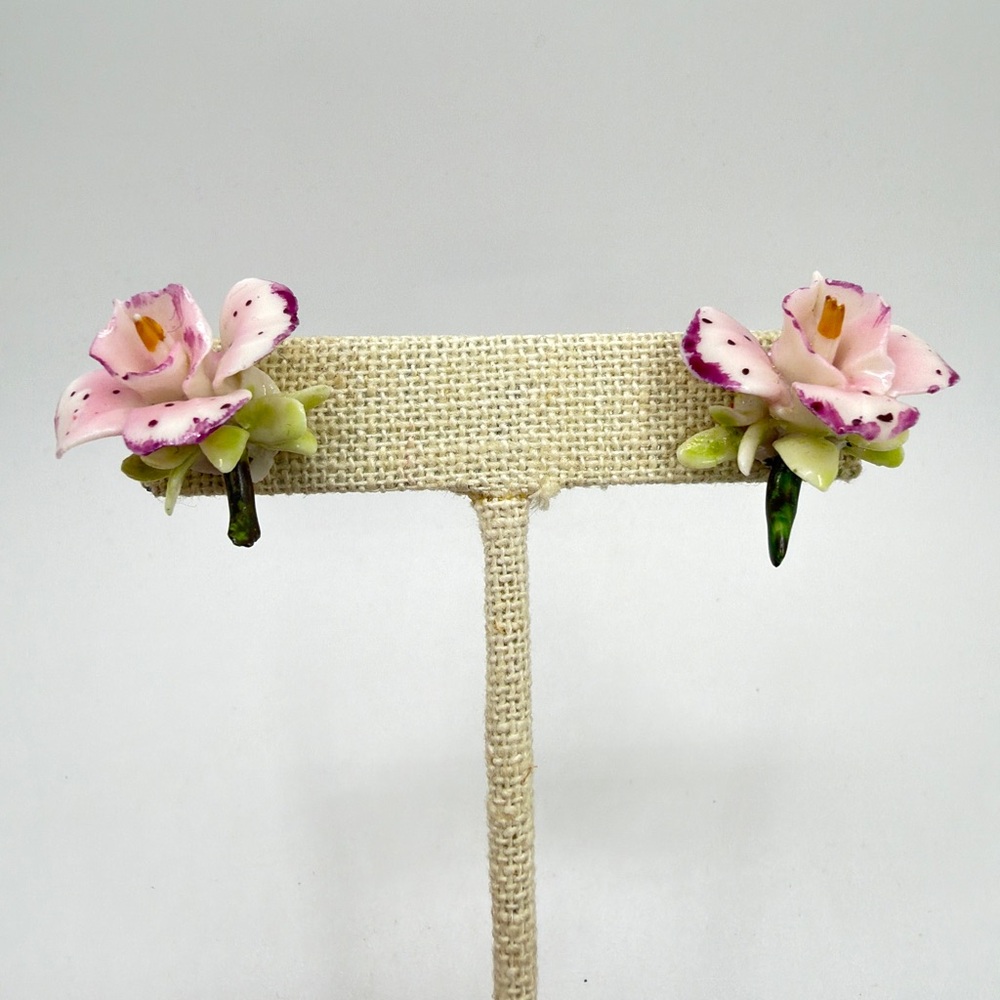 Vintage Painted Porcelain Floral pierced stud‎ earrings!
